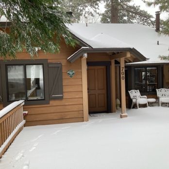 Honey Pine lodge - Winter snow at Honey Pine Lodge - Vacation Rentals Near Me - Lake Arrowhead, California Honey Pine lodge - Winter snow at Honey Pine Lodge - Vacation Rentals Near Me - Lake Arrowhead, California