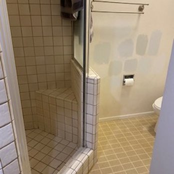 Alvarez Tile - Old Bathroom - General Contractors Near Me
