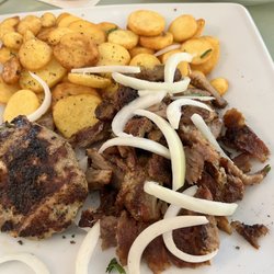 Griechisches Restaurant METEORA - Der Dimi Teller mit Bratkartoffeln - sehr zu empfehlen. Zaziki passt prima dazu, muss aber extra bestellt werden