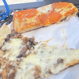 Mushroom& tomato pizza