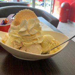 Janny's Eis - Das Eis ist unterer Durchschnitt, "Birne" schmeckt nach Apfel, und die Sahne hat eine seltsam feste Konsistenz.