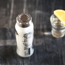 True Fruits - true fruits upcycling. Für ein Leben nach dem letzten Schluck gibt es Flaschenaufsätze unter www.true-fruits-shop.com