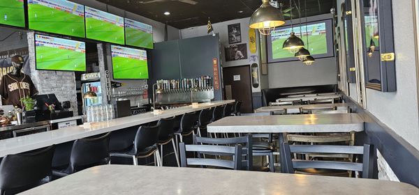 NOTORIOUS SPORTS BAR & GRILL by null