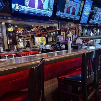 Village Tavern - Main bar - American Near Me - Salem, Massachusetts