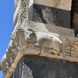 Nach einer Legende kniet eine Kuh vor der Basilica zum Gebet nieder