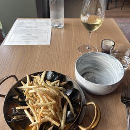 Mussels pomme frites with a delicious Sauvignon Blanc Mussels pomme frites with a delicious Sauvignon Blanc