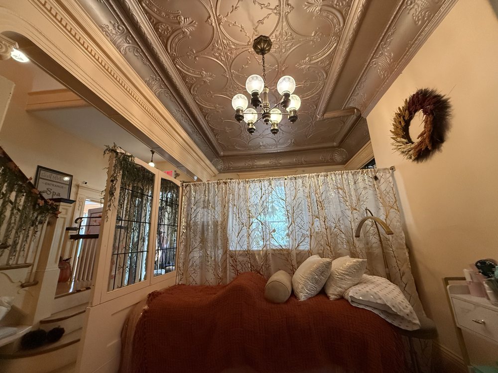 Leah Michelles Design and Style Logo