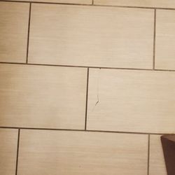 Holiday Inn Express & Suites Tupelo - Crack in bathroom tile