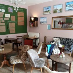 Cafe Rosenrot - In Pankow darf im Cafe' Rosenrot inmitten fröhlicher Sessel für jede Körperbreite die Seele baumeln.