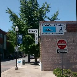 Fido's Finds and Kittie's Kollectibles - The building is right next to a large public parking lot.