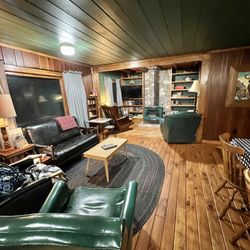 Mackinaw Timbers Cabins - Living room