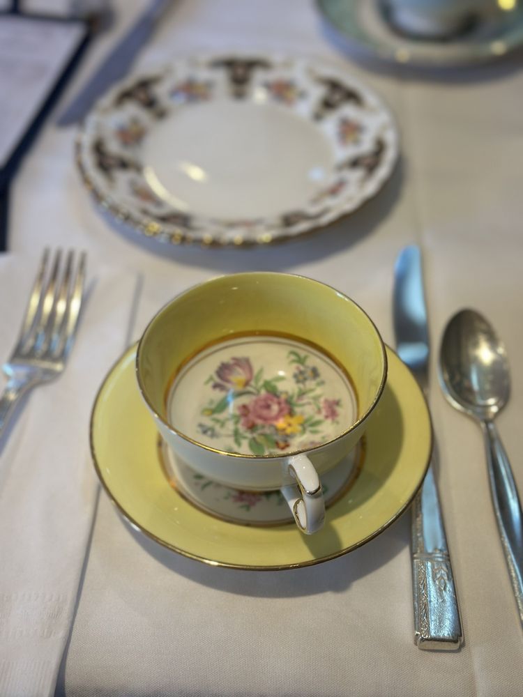 The Pink House Tea Room and Bnb Logo
