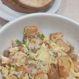 Big Scram Bowl (sub Green Peppers instead of Mushroom)/White Toast