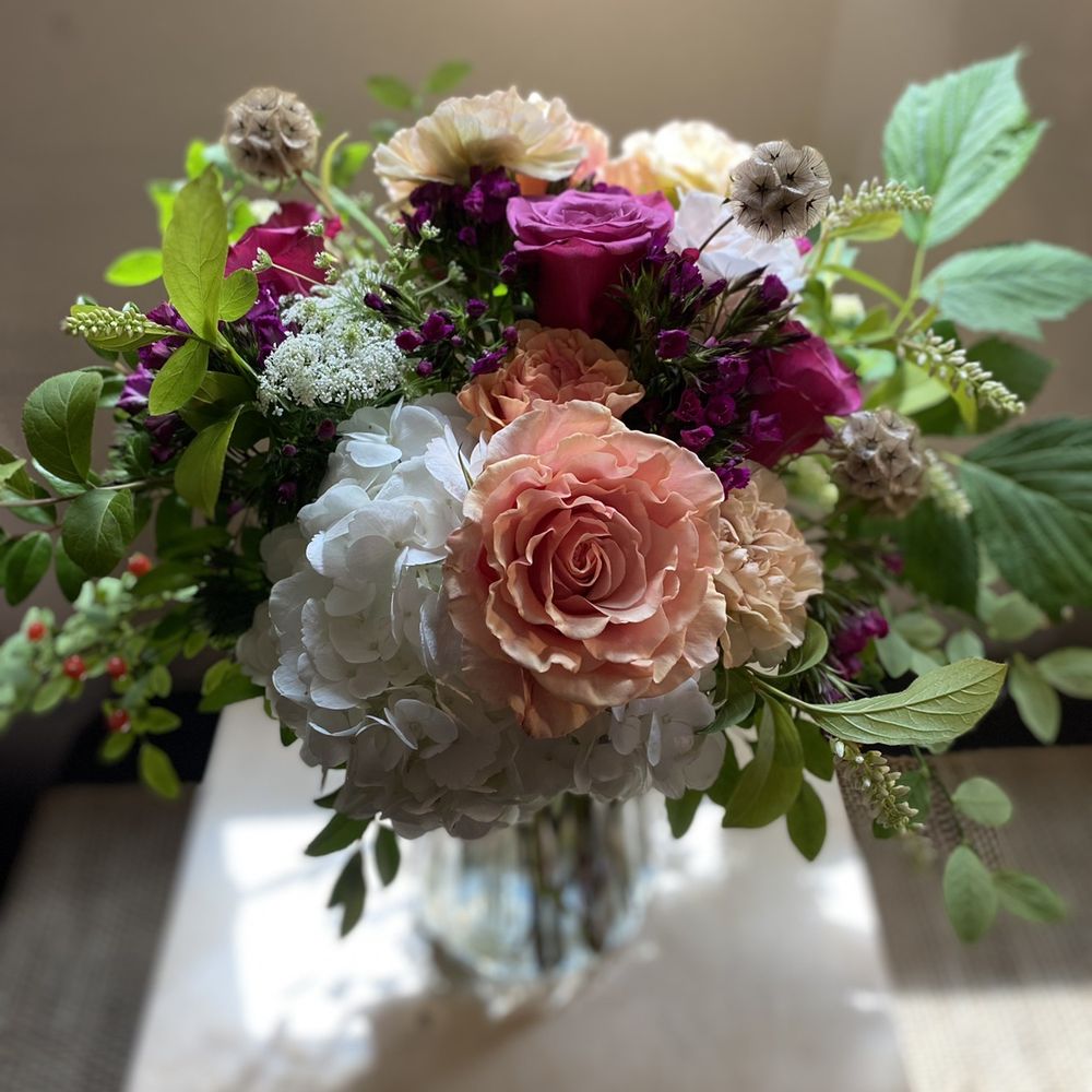Farmhouse Box and Bloom - Another beautiful arrangement to brighten a friend's week by the talented Kim - Florists Near Me Farmhouse Box and Bloom - Another beautiful arrangement to brighten a friend's week by the talented Kim - Florists Near Me