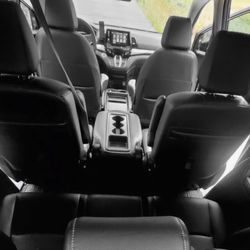 Dani The Driver - Dani The Driver vehicle, tidy, clean and well maintained. Super comfortable leather seats for up to 7 passengers