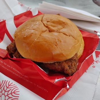 Chick-fil-A - Spicy chicken sandwich - Fast Food Near Me - Los Angeles, California