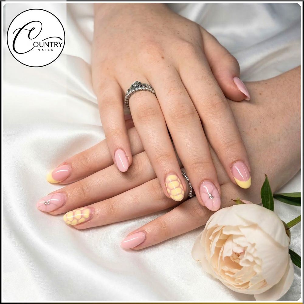 Country Nails Logo