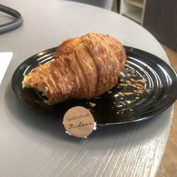 Fresh croissant! Fresh croissant!
