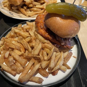 NBA Courtside Restaurant - Memphis chicken burger - Cocktail Bars Near Me - Toronto, Ontario NBA Courtside Restaurant - Memphis chicken burger - Cocktail Bars Near Me - Toronto, Ontario