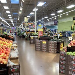 A wide aisled produce section that felt very fresh