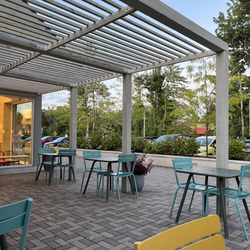 Mitchell's Homemade Ice Cream - Westlake - Plenty of outdoor seating