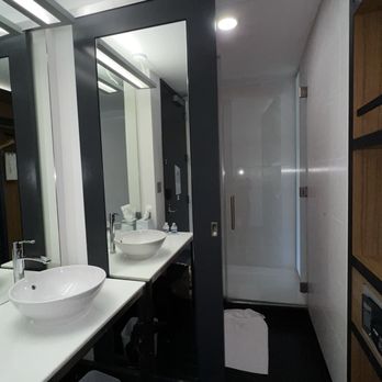Aloft by Marriott Miami Doral - Sing and walk in shower - Hotels Near Me - Doral, Florida