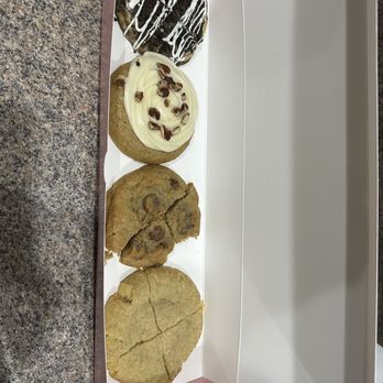 Crumbl - Bellevue - Bakeries Near Me - Bellevue, Washington