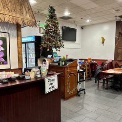 Pho Lan Noodles House - Xmas tree!