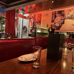 ZAZA Italian Gastrobar & Pizzeria - Dining room