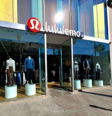 lululemon by null