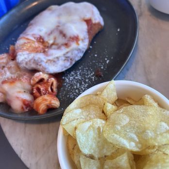 Pèppoli at Pebble Beach - Chicken Parmesan with pasta and kettle chips - Italian Near Me - Pebble Beach, California Pèppoli at Pebble Beach - Chicken Parmesan with pasta and kettle chips - Italian Near Me - Pebble Beach, California