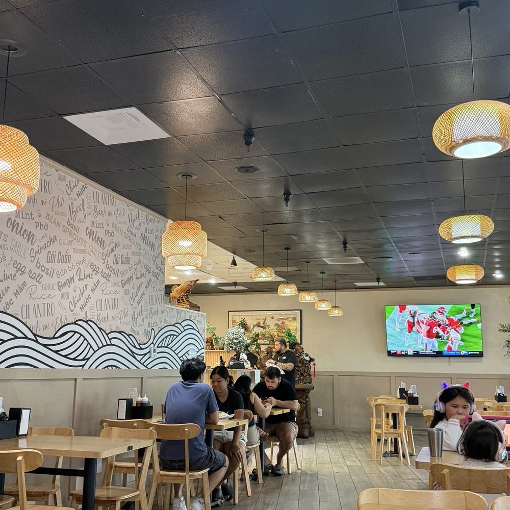 Moodles - Well spaced tables - Vietnamese Near Me - Brentwood, California Moodles - Well spaced tables - Vietnamese Near Me - Brentwood, California