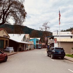 Riverside Mountain Lodge - Downtown, all 2 blocks of it!