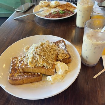 Kihei Caffe - Macadamian banana french toast and corned beef hash - Hawaiian Near Me - Kihei, Hawaii