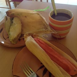 Rico tamal de dulce, tamal verde y champurrado.