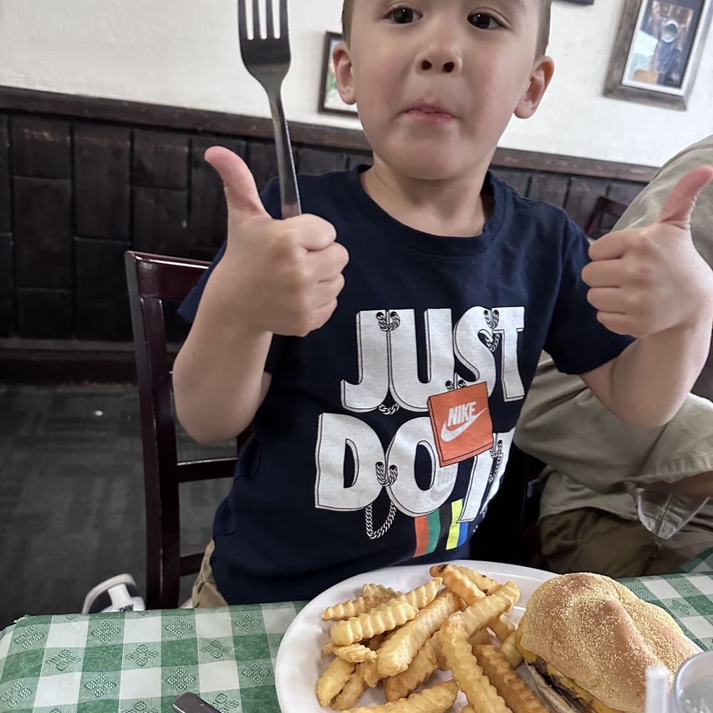 Lisa's Radial Cafe - Cheeseburger and Fries - Breakfast & Brunch Near Me - Omaha, Nebraska Lisa's Radial Cafe - Cheeseburger and Fries - Breakfast & Brunch Near Me - Omaha, Nebraska