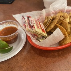 El Capitan Seafood & Grill - Chips and Salsa starter