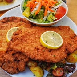 Atschel - Wiener schnitzel with salad and potatoes