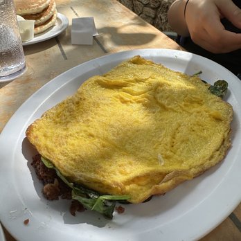 Eggs 'n Things Ko Olina - Portuguese sausage, spinach and pepper jack omelette - American Near Me - Kapolei, Hawaii Eggs 'n Things Ko Olina - Portuguese sausage, spinach and pepper jack omelette - American Near Me - Kapolei, Hawaii