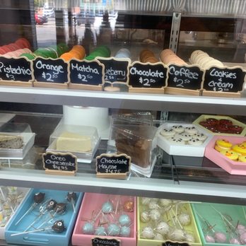 E's Cake Shop - Macarons and cake pop and cake slices - Custom Cakes Near Me - Brooklyn, New York