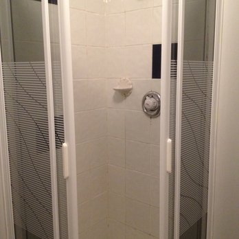 Dingle Harbour Lodge - Corner stall shower in en suite bathroom of sleeps-4 family room. - Hotels Near Me - Dingle, Kentucky