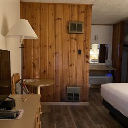 Reed's Motor Lodge - No frills room