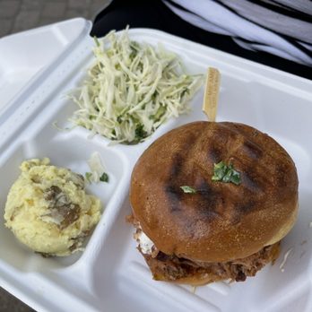Le Cracheur de Feu - a sandwich and mashed potatoes - Smokehouse Near Me - Beloeil, Quebec