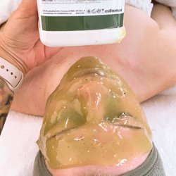 Custom facial with Hydrojelly Mask