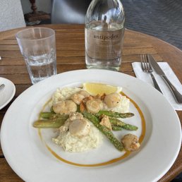 Scallops with cauliflower purée and baked asparagus with my sparkling water Scallops with cauliflower purée and baked asparagus with my sparkling water