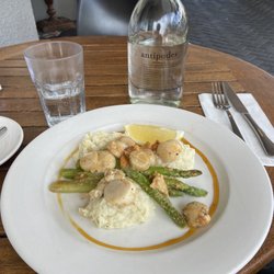 Manuka Restaurant - Scallops with cauliflower purée and baked asparagus with my sparkling water