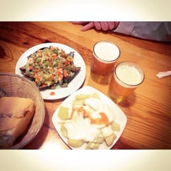 Mejillonera - Dos cañas con limón, mejillones a la vinagreta y bravas con esa mayonesa que devorarías sin parar.