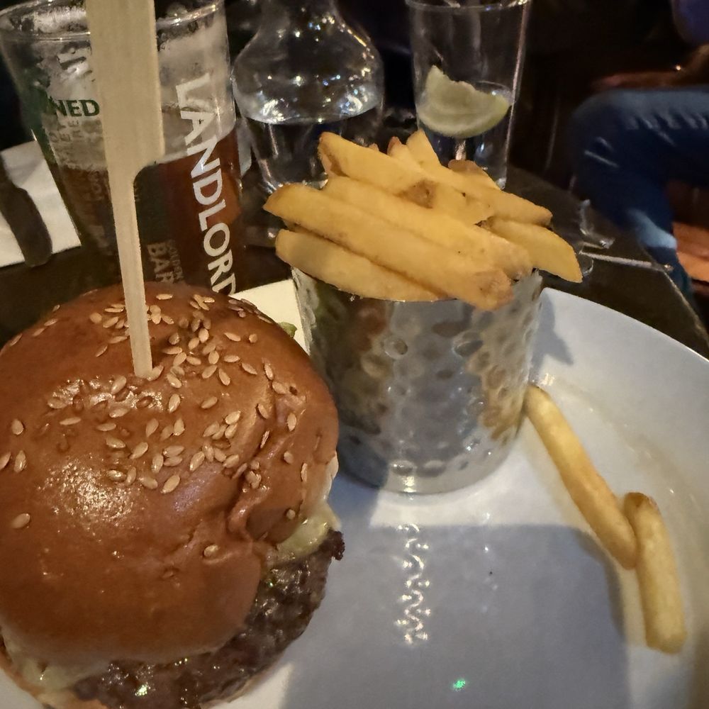 Cleveland Arms - Burger - Pubs Near Me - London, XGL Cleveland Arms - Burger - Pubs Near Me - London, XGL