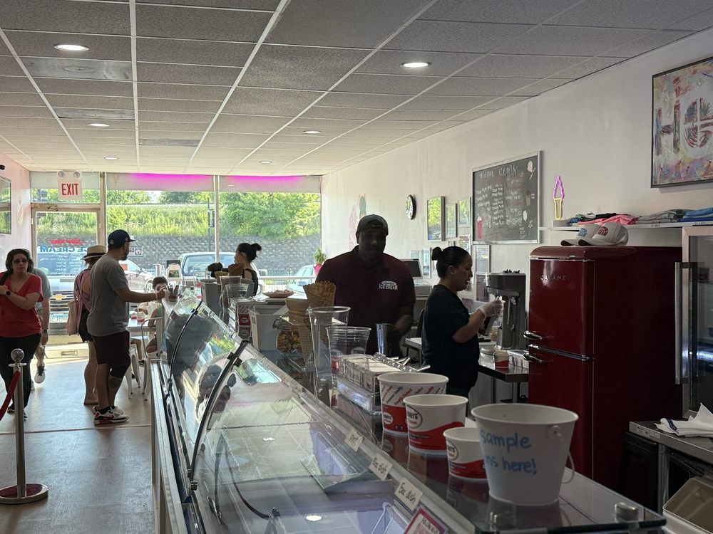 Sugar Rae’s Ice cream Logo