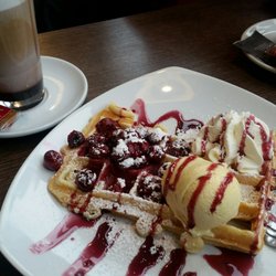 Eiscafé Venezia - Waffel mit Kirchen und Eis.